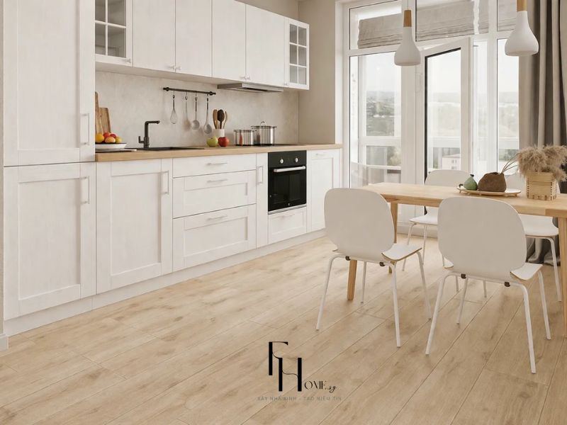 Phòng bếp chung cư 45m2 gam màu sáng tủ trắng mặt bàn gỗ sàn gỗ nhạt bàn ăn gỗ ghế trắng cửa sổ lớn đón ánh sáng tự nhiên