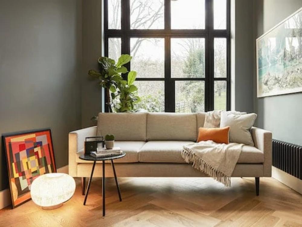 Trong phòng khách nhà phố 3 tầng, ánh sáng tự nhiên kết hợp đèn chiếu sáng hợp lý