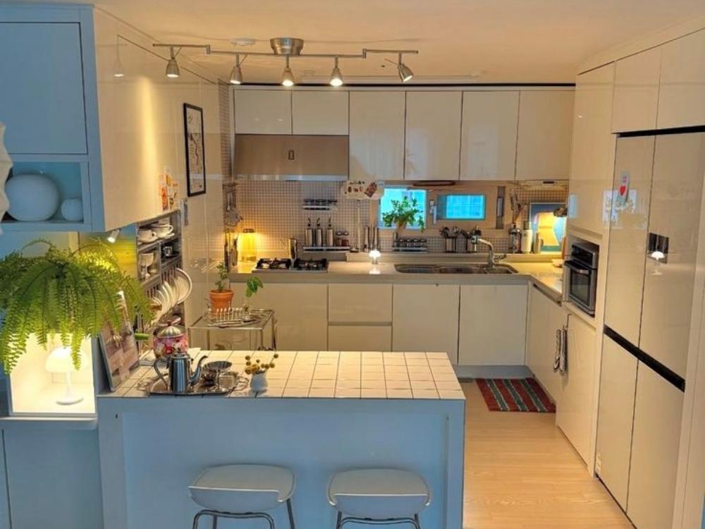 Tủ bếp song song với hai dãy tủ đối xứng, phù hợp cho không gian bếp hình chữ nhật hẹp và dài