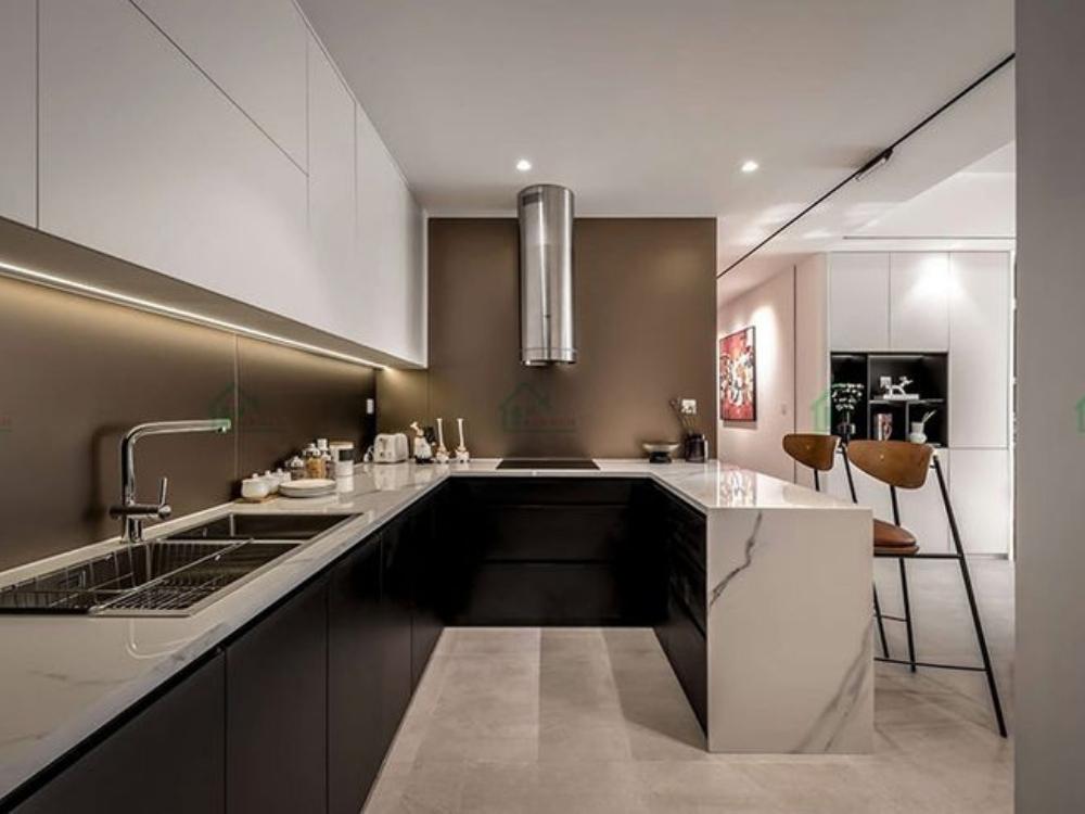 Tủ bếp tận dụng góc chết với các giải pháp lưu trữ thông minh như ray kéo góc