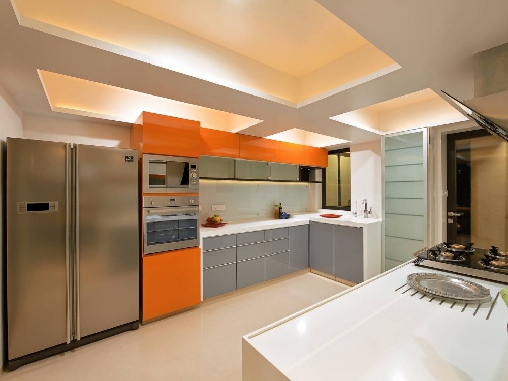 Ánh sáng đèn LED trong phòng bếp tạo không gian ấm cúng và đảm bảo đủ sáng