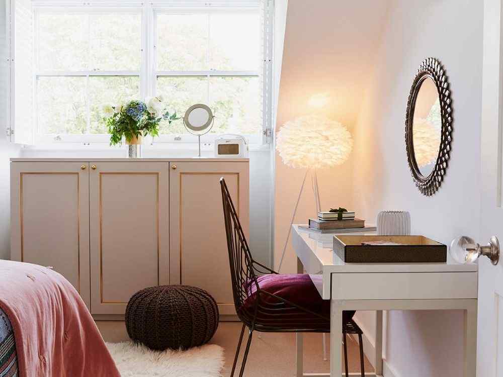 Bàn makeup trong phòng ngủ là một góc làm đẹp nhỏ không thể thiếu