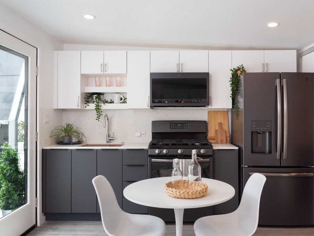 Bếp chữ I hiện đại, tủ trắng xám, thiết bị âm tường