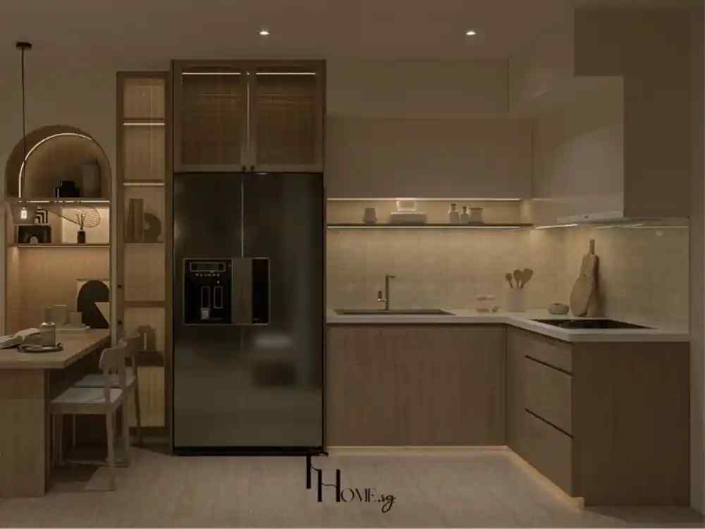 Bếp chữ L ấm áp với tông gỗ nhạt, ánh sáng âm trần dịu nhẹ và thiết kế liền bàn ăn tinh tế.