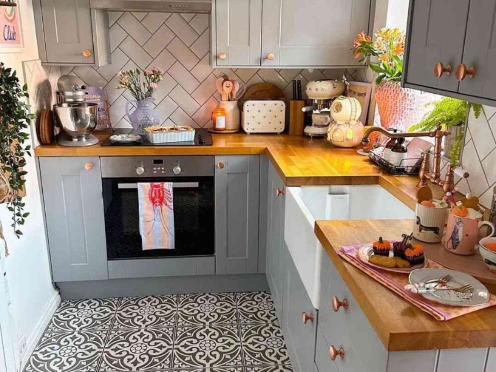 (Sưu tầm) Bếp chữ L gam xám pastel, mặt bếp gỗ sáng, tủ âm tường tối ưu không gian nấu nướng