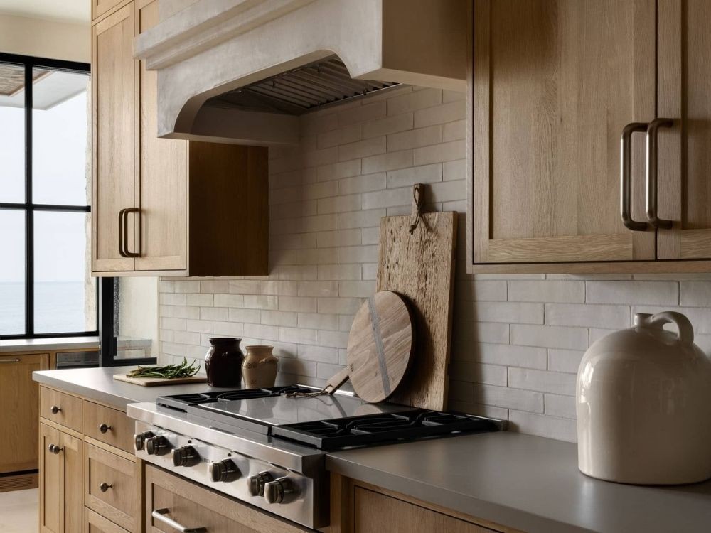 Bếp gỗ tự nhiên ốp gạch trắng ngà, bếp âm, mặt bàn phẳng rộng dễ thao tác