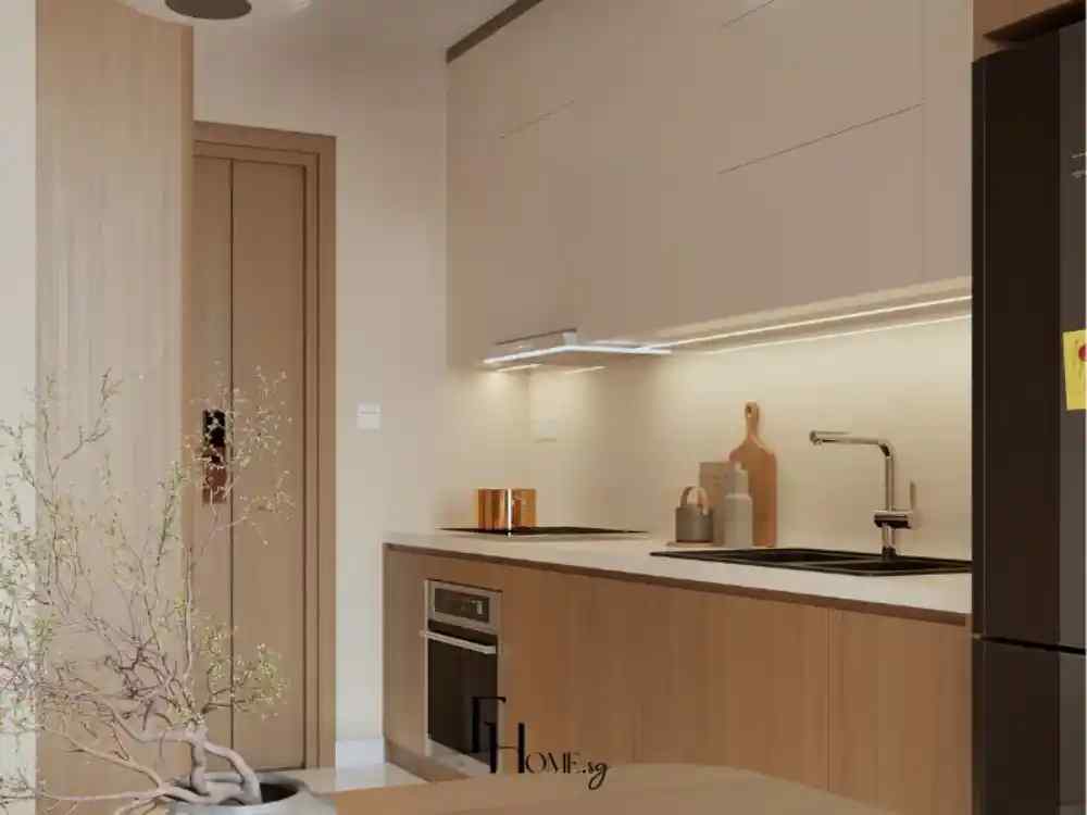 Bếp hiện đại với tủ dưới màu gỗ sáng, tủ trên trắng sữa, không gian thoáng nhờ đèn âm trần
