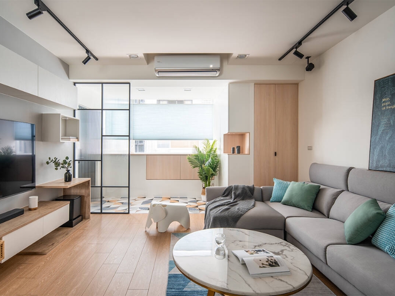 Không gian sinh hoạt chung căn hộ 3 phòng ngủ cho gia đình có con nhỏ với sofa xám, bàn trà tròn và ghế voi.
