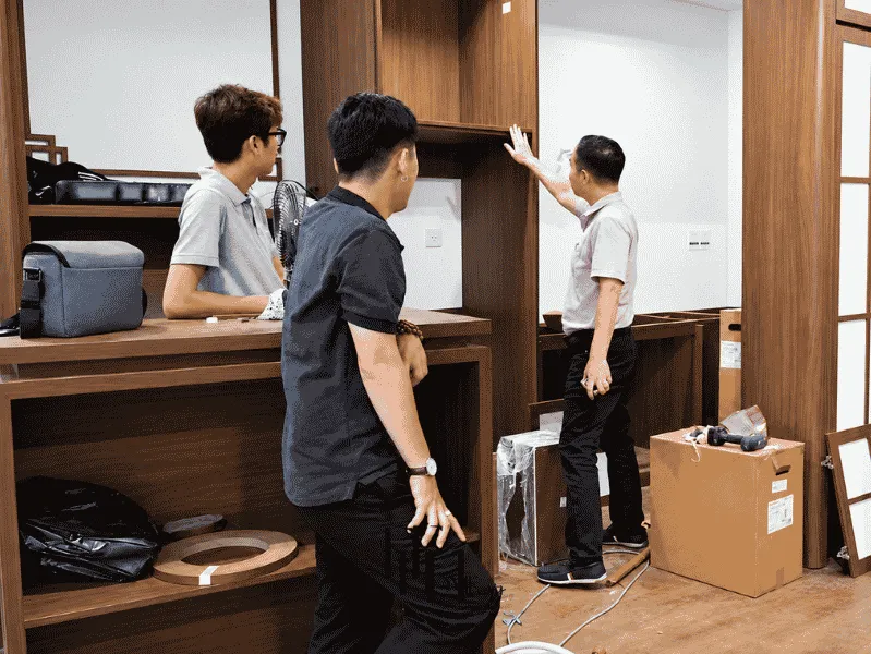 Đội ngữ kỹ sư và kỹ thuật viên đang tư vấn cho gia chủ về các phong cách thiết kế nội thất.