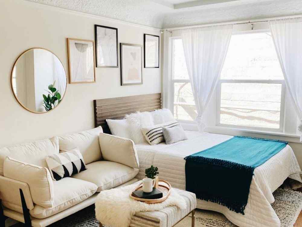 Ghế sofa trong phòng ngủ tạo thêm không gian để thư giãn