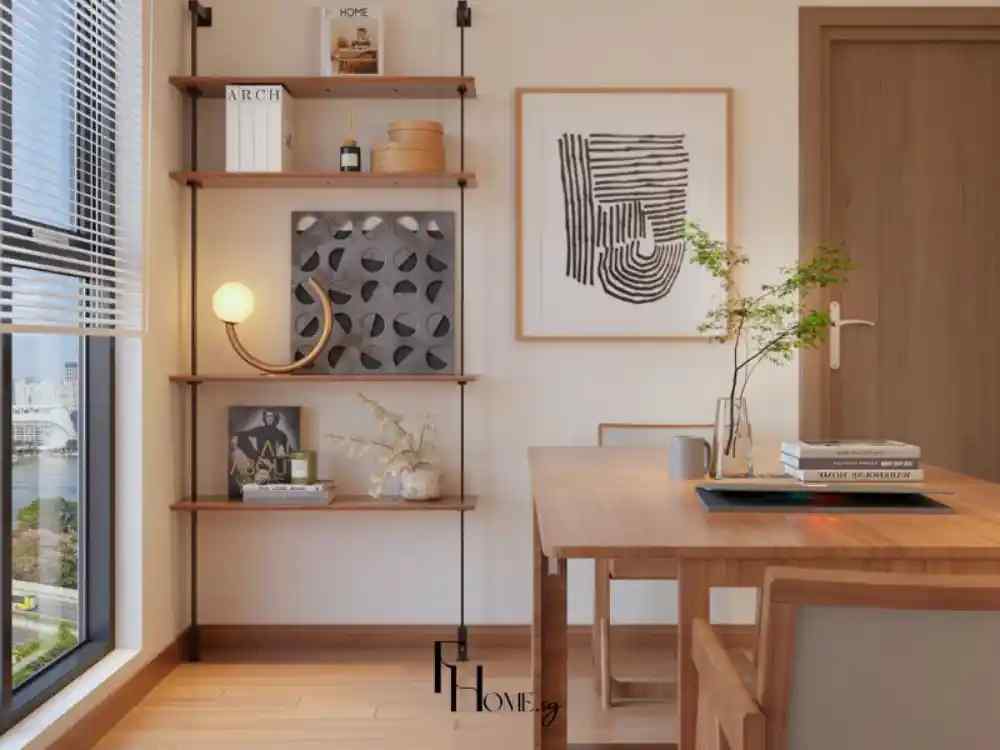 Góc làm việc phong cách Japandi với bàn gỗ sáng, kệ treo tường và đèn trang trí ánh vàng.