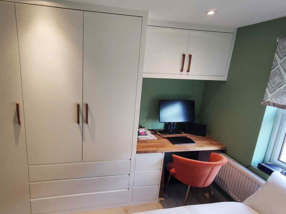 Góc phòng ngủ màu xanh pastel, bàn làm việc nhỏ gọn kết hợp tủ lưu trữ tiện lợi