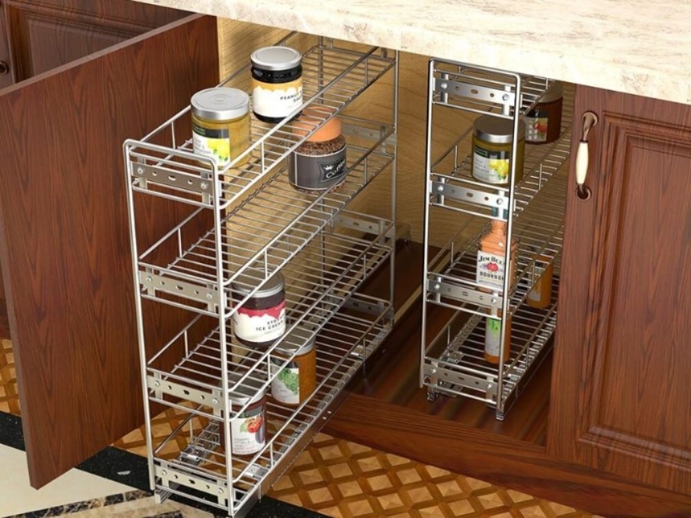 Kệ kéo inox nhiều tầng bên dưới mặt bếp chứa lọ gia vị và thực phẩm
