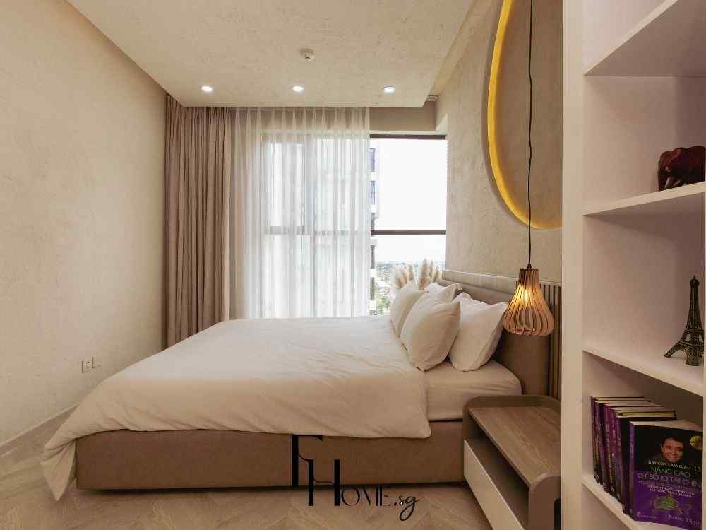 Không gian Wabi Sabi tinh giản, giường bọc vải trung tính cạnh cửa sổ rèm