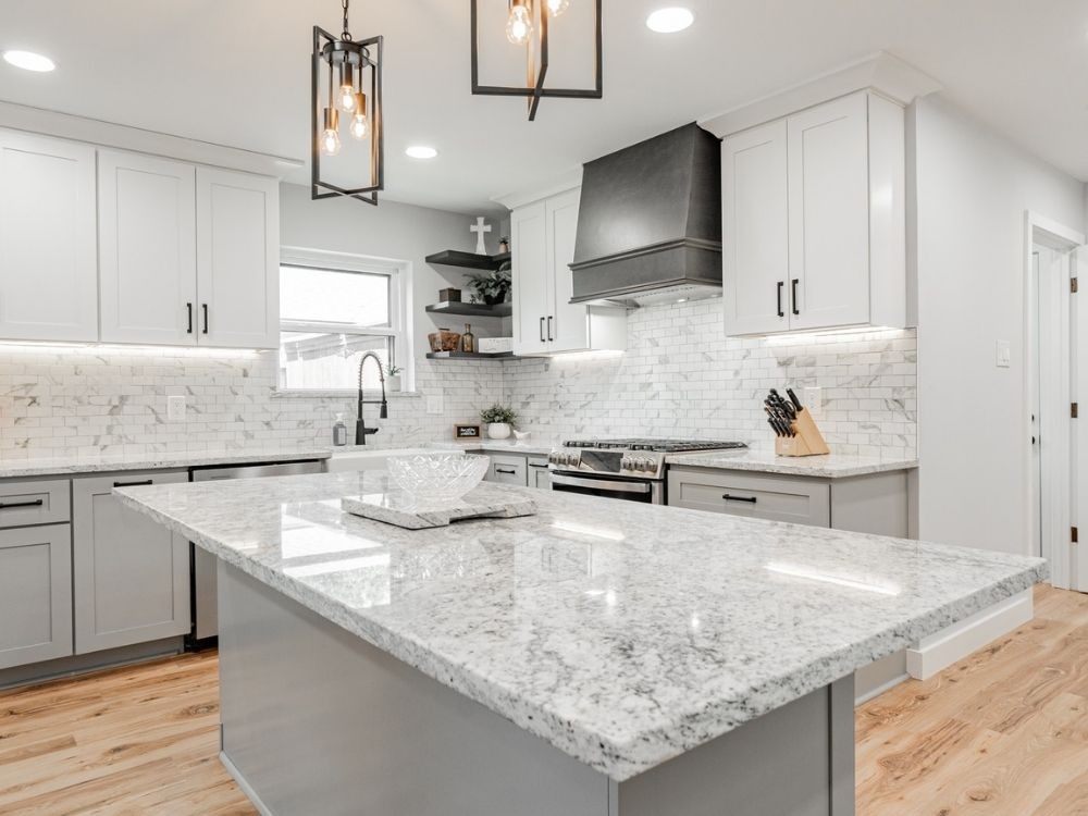 Mặt bếp được làm từ đá granite giúp cung cấp độ bền và thẩm mỹ hơn