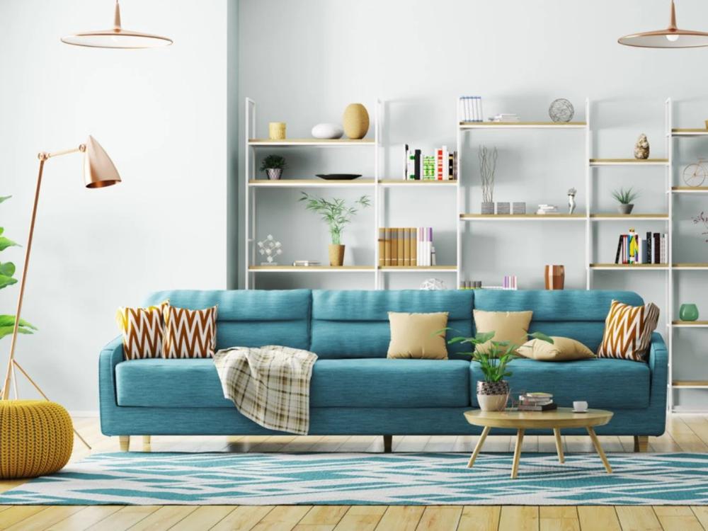 Phòng khách phong cách Scandinavian với sofa xanh dương, bàn trà gỗ và đèn bàn