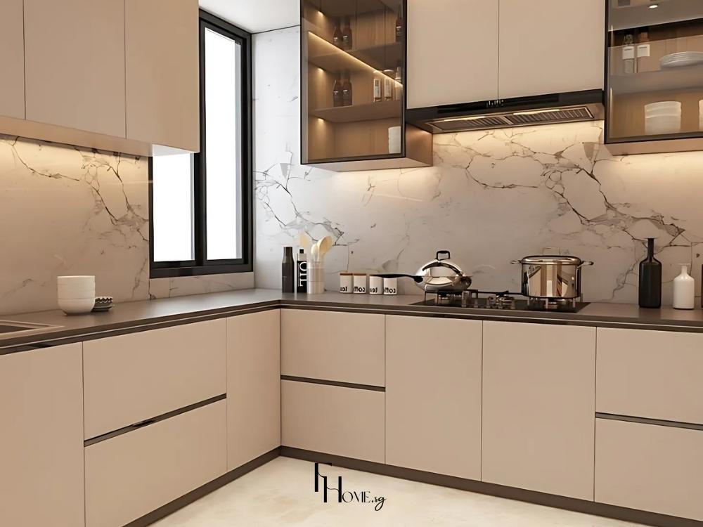 Phòng bếp hiện đại với tủ bếp gỗ trắng, mặt bàn đá xám đen và không gian mở