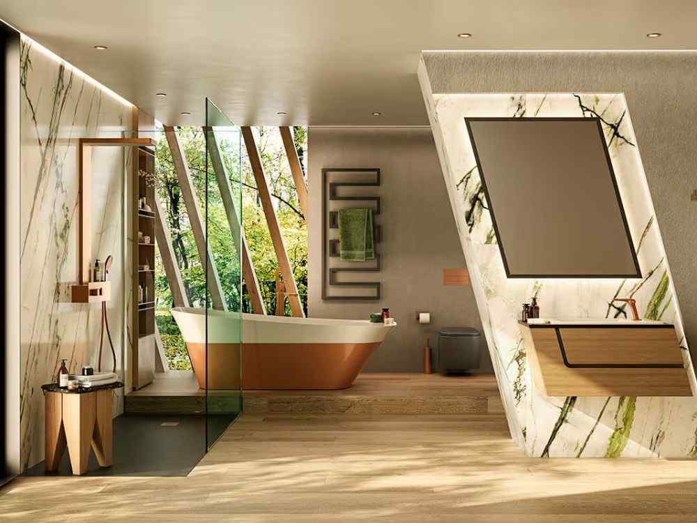 Nhà vệ sinh cao cấp với bồn tắm độc lập, vách kính nghiêng và điểm nhấn đá marble tự nhiên