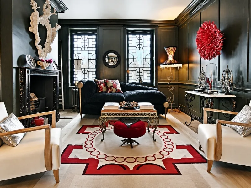 Nội thất phòng khách phong cách chiết trung có sofa trắng cùng thảm đỏ họa tiết trên nền tường đen.