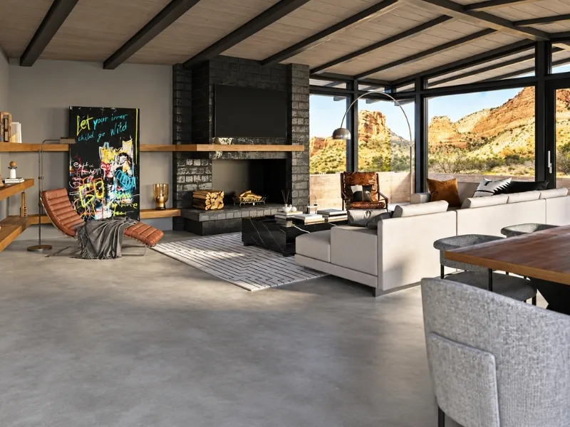 Nội thất phòng khách phong cách Mid-Century Modern dùng bàn ghế thấp dưới dầm trần bên hệ kính rộng.