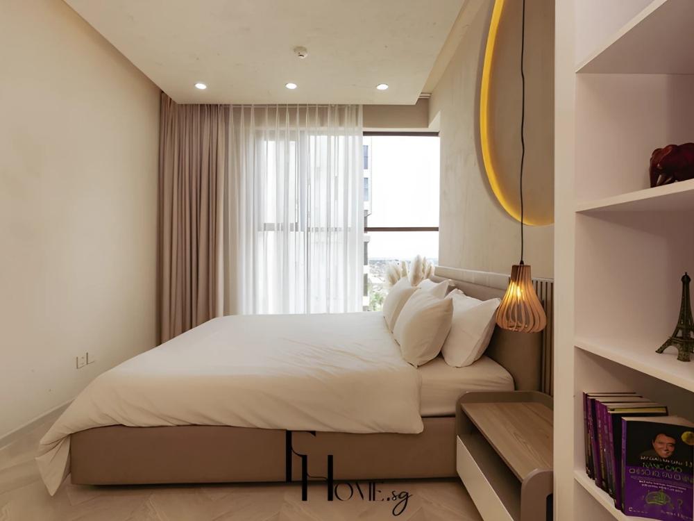 Phòng ngủ phong cách Wabi Sabi với sắc trắng và nâu đất nhẹ nhàng, kết hợp cùng giường gỗ mộc và đèn ngủ