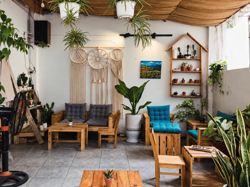 Thiết kế phòng ăn phong cách Boho kết hợp ghế mây với đồ treo macrame và nhiều cây xanh.