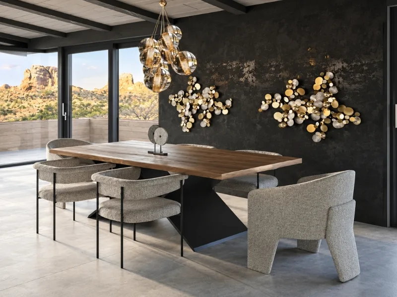 Phòng ăn phong cách Mid-Century Modern đặt ghế bọc nệm quanh bàn đen cạnh cụm hoa trang trí ánh kim.