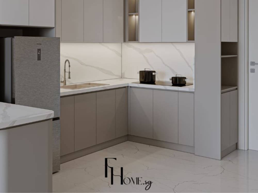 Phòng bếp chung cư 50m2 thiết kế chữ L với hệ tủ bếp trên dưới màu xám nhạt, mặt bàn đá trắng vân mây