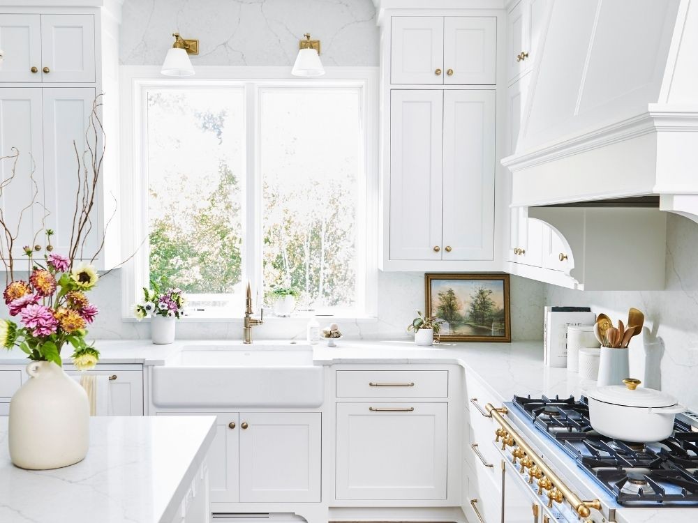 Phòng bếp cổ điển gam trắng chủ đạo, tủ gỗ cao kịch trần, chi tiết kim loại đồng