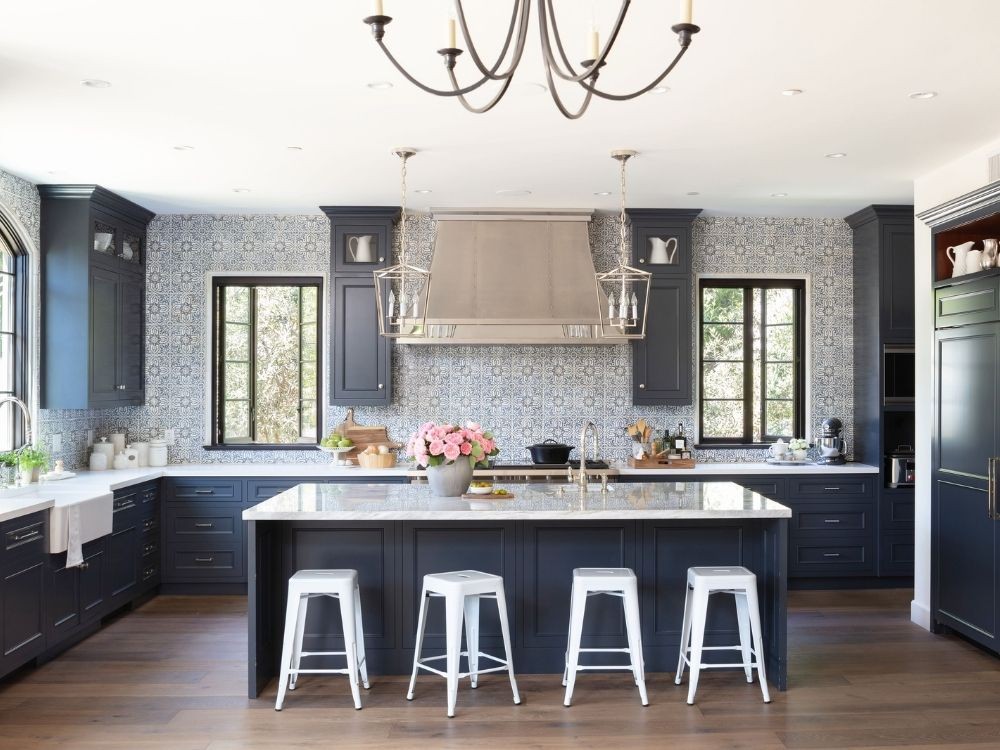 Phòng bếp cổ điển tông xanh đậm, tường họa tiết vintage, đảo bếp lớn trung tâm