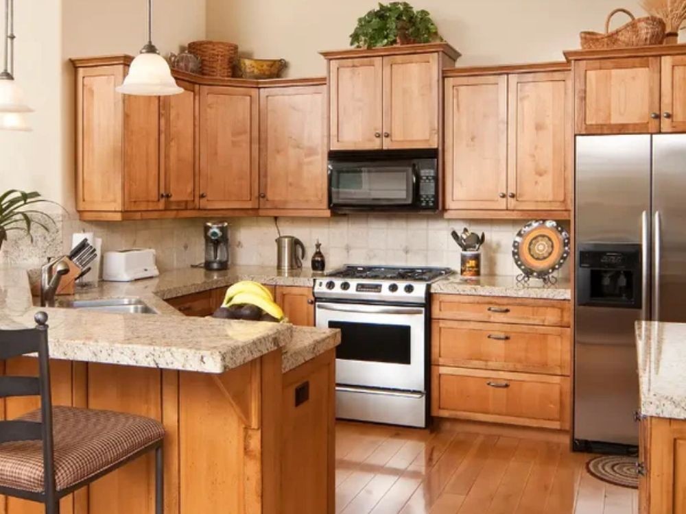 Phòng bếp gỗ sồi ấm áp, tủ nhiều ngăn, mặt đá hoa cương sáng