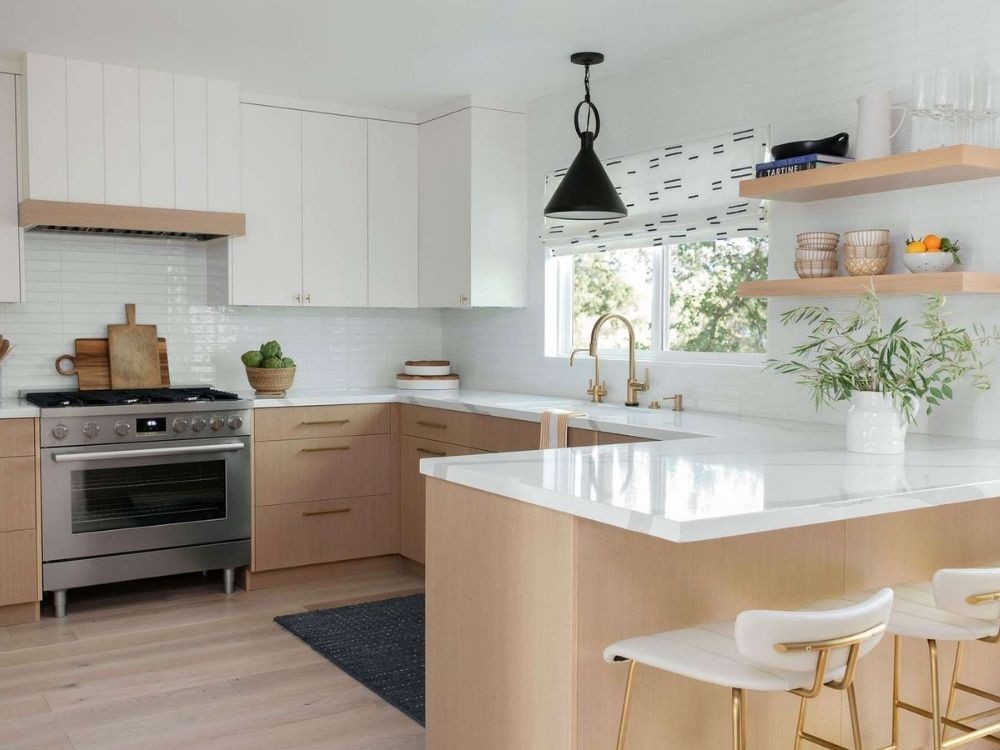 Phòng bếp gọn gàng với hệ tủ lưu trữ tối ưu, gam màu sáng kết hợp gỗ tự nhiên