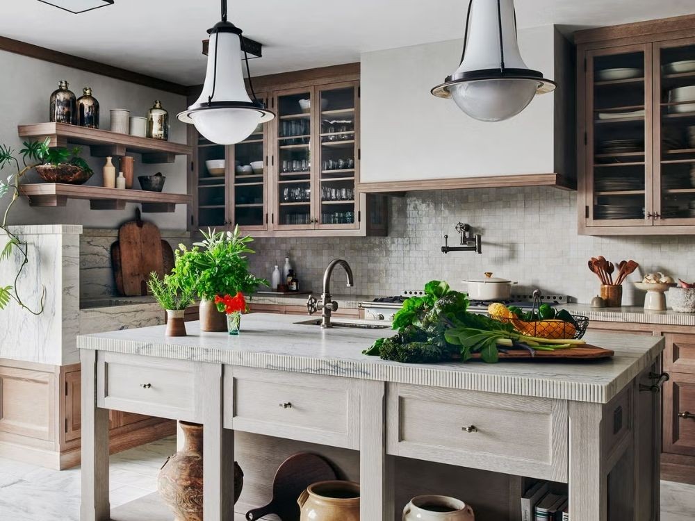 Phòng bếp hiện đại pha cổ điển, tủ gỗ sồi, đảo bếp đá sáng và lọ cây xanh trang trí