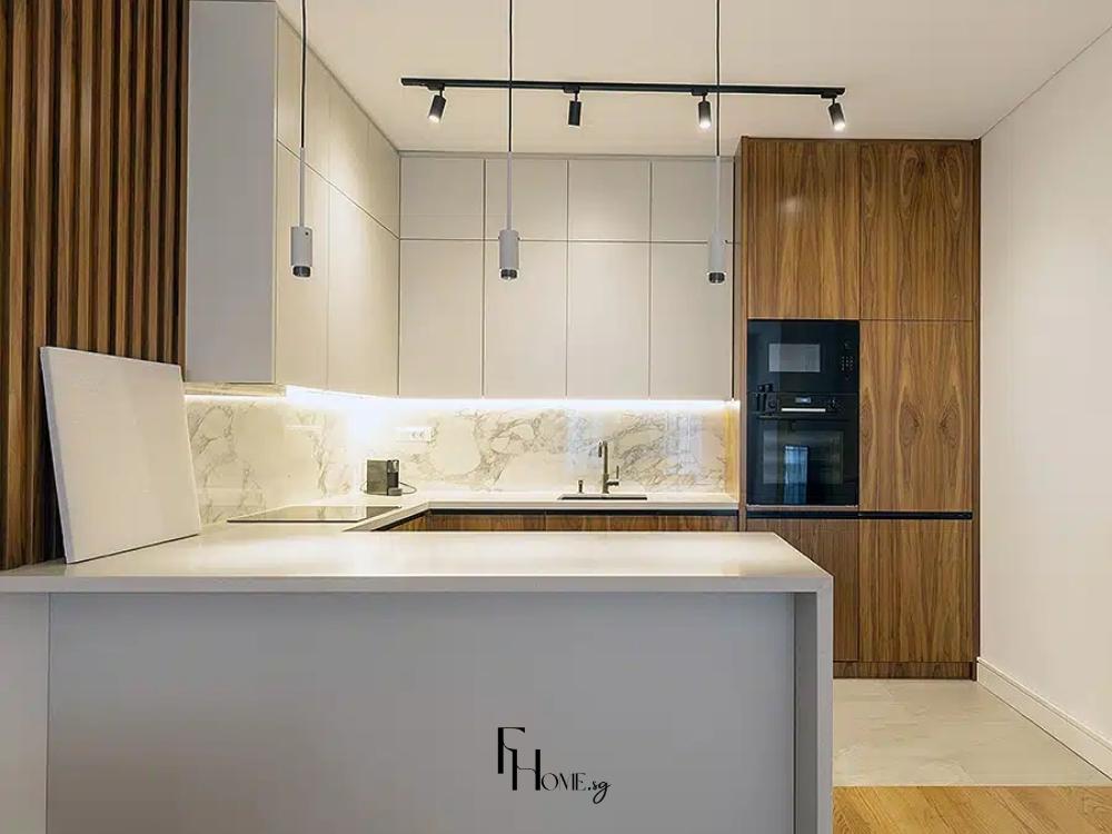 Phòng bếp với tủ bếp gỗ trắng, mặt bàn đá tạo không gian sang trọng và tiện nghi.