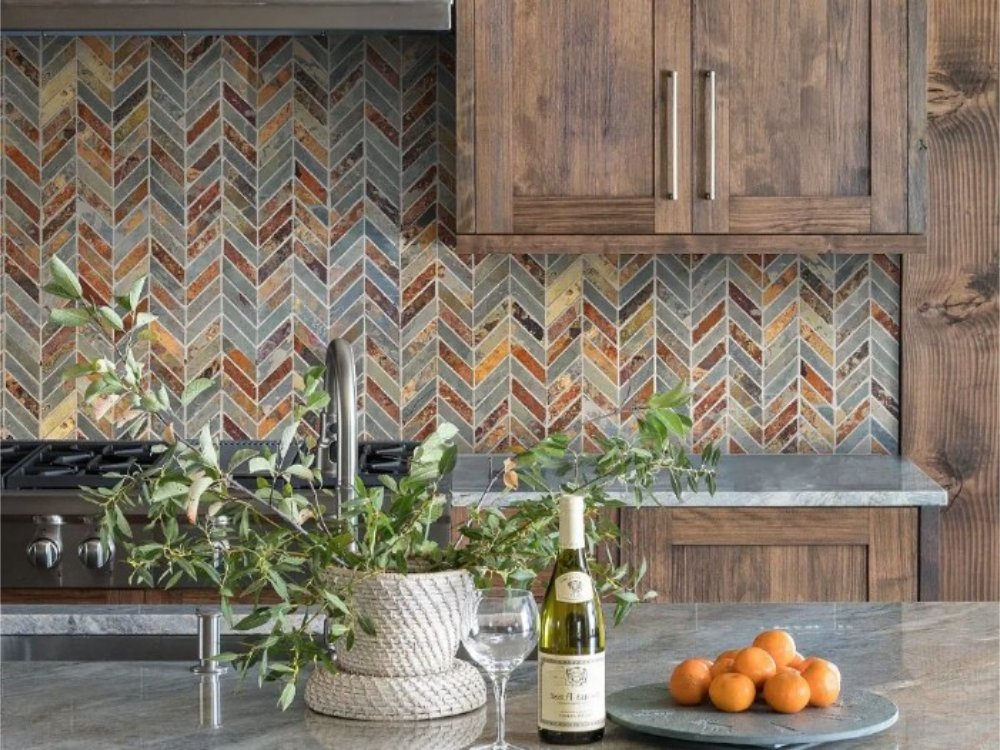 Phòng bếp ốp đá hoa văn zigzag đa sắc, tủ gỗ nâu đậm, mặt bếp đá xám