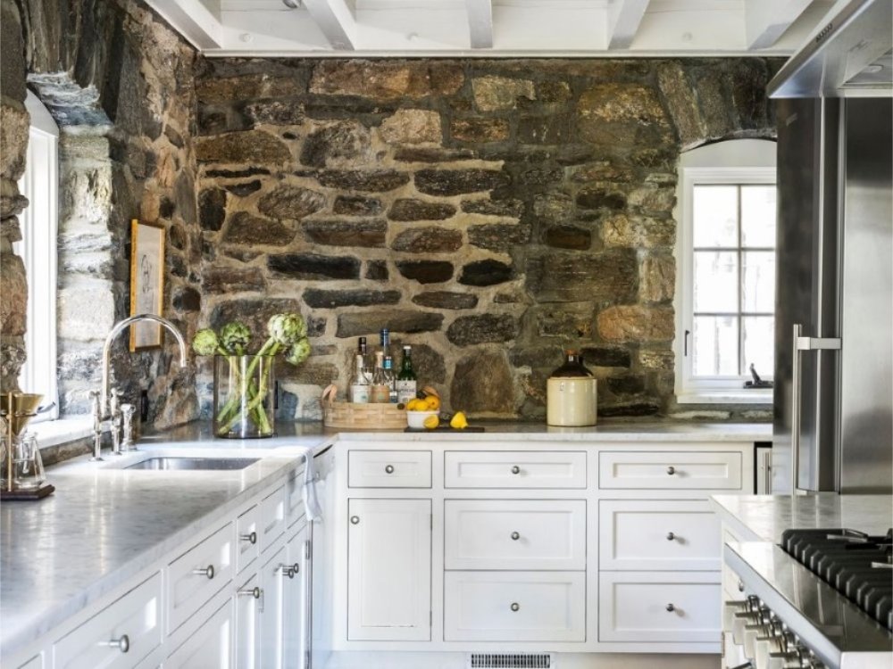 Phòng bếp ốp đá tự nhiên thô mộc, tủ trắng sáng, mặt bàn đá marble