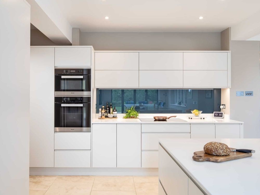 Phòng bếp phong cách hiện đại với tông trắng sáng, thiết kế phẳng gọn gàng