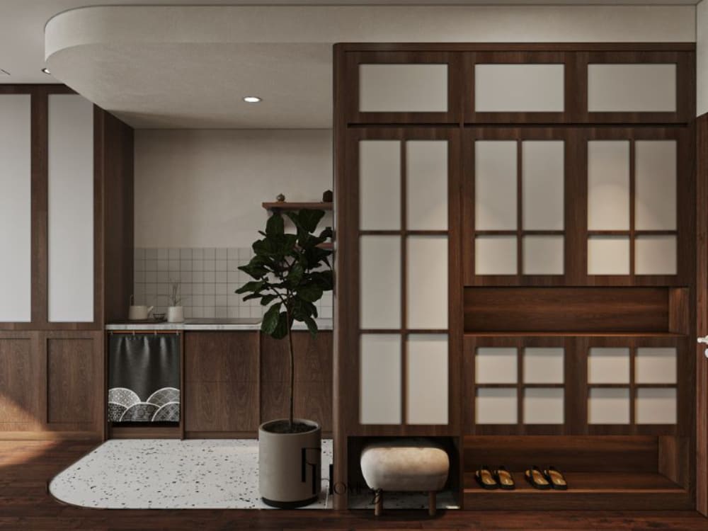 Phòng bếp phong cách Japandi với tông gỗ nâu trầm, vách ngăn kính mờ và chậu cây xanh tạo điểm nhấn