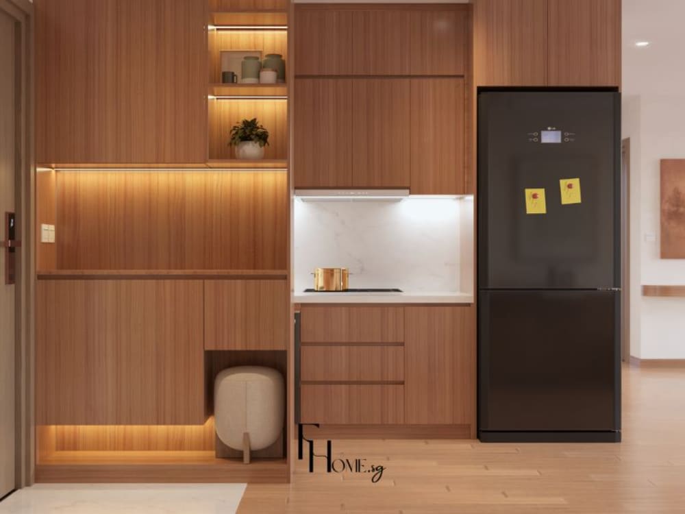 Phòng bếp phong cách Nhật Bản với tủ gỗ tự nhiên, ánh sáng vàng ấm, mặt bếp đá trắng và tủ lạnh đen hiện đại