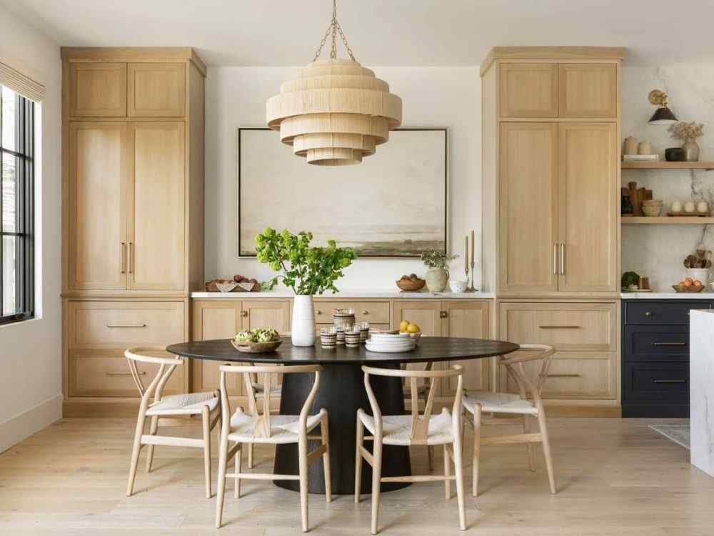 Phòng bếp phong cách Scandinavian với nội thất gỗ sáng, bàn tròn đen