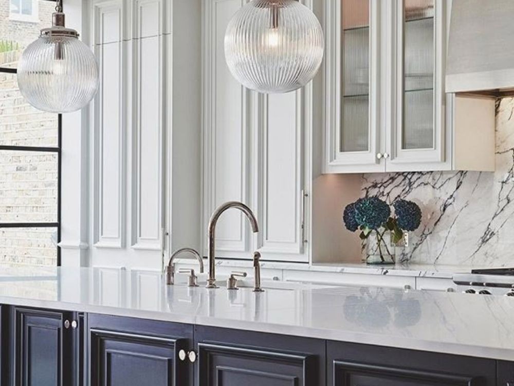 Phòng bếp Tân cổ điển với đảo bếp sơn xanh đậm, mặt đá marble trắng vân xám