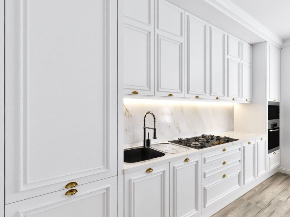 Phòng bếp Tân cổ điển với tủ trắng viền đồng, mặt đá marble