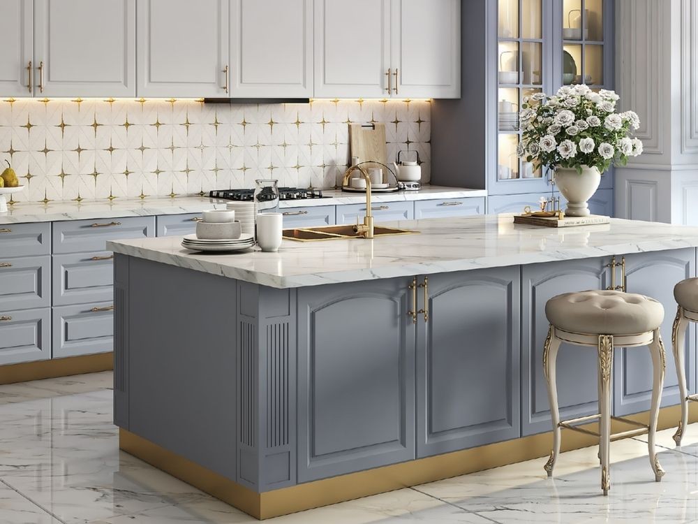 Phòng bếp Tân cổ điển với tủ xanh xám, ốp tường họa tiết vàng, đá marble