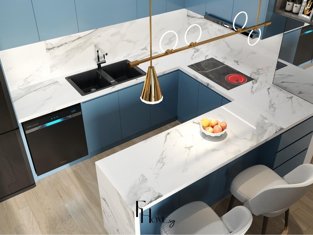 Phòng bếp tối giản với tủ xanh lam, mặt đá trắng vân mây và đèn vàng ánh kim sang trọng