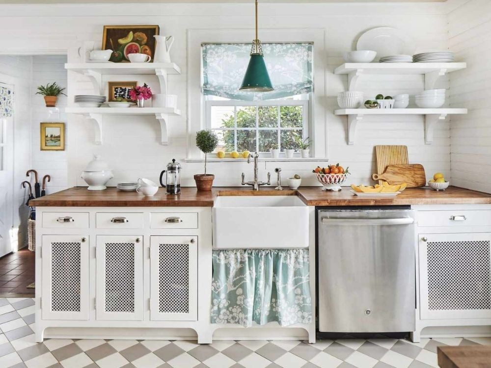 Phòng bếp trắng cổ điển, mặt bàn gỗ, rèm xanh họa tiết và kệ mở tối ưu chi phí