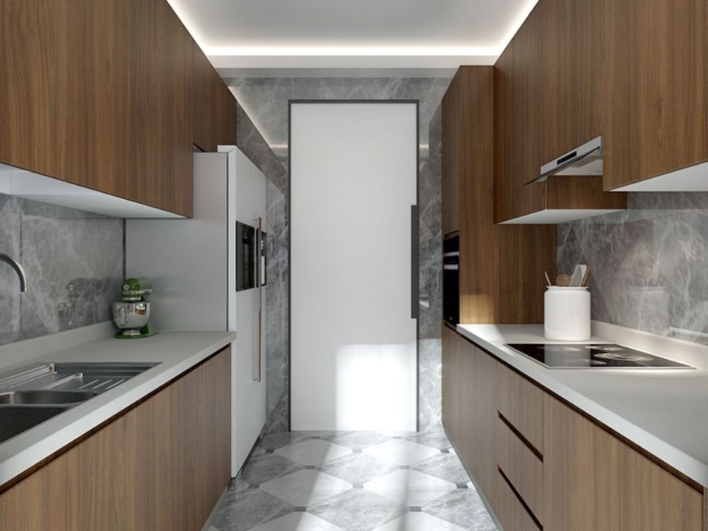 Phòng bếp tủ song song gỗ nâu, mặt bếp sáng, sàn lát đá caro
