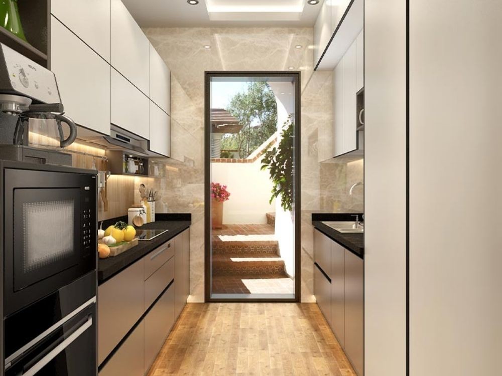 Phòng bếp tủ song song hiện đại, tông kem đen, cửa kính ra sân vườn