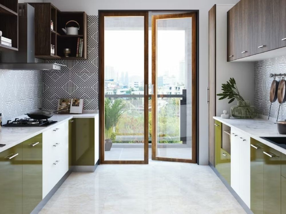 Phòng bếp tủ song song sáng thoáng, cửa kính lớn, sàn bóng nhẹ, ốp tường họa tiết