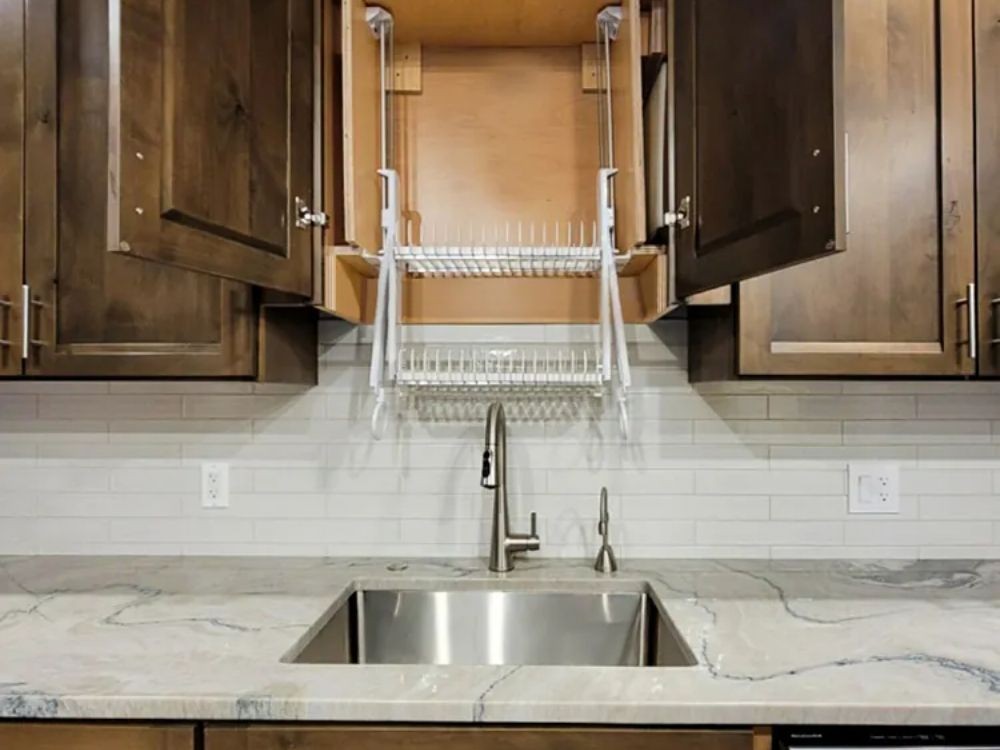 Phòng bếp với giá bát đĩa nâng hạ