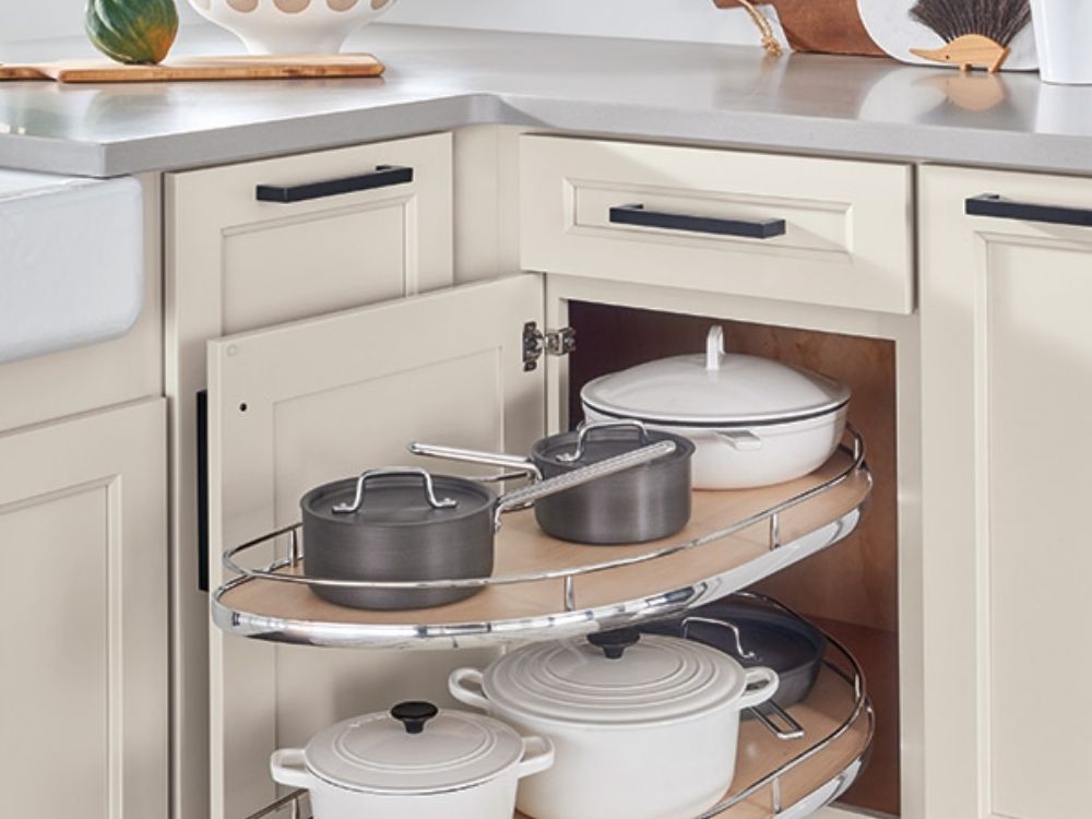 Phòng bếp với kệ góc liên hoàn